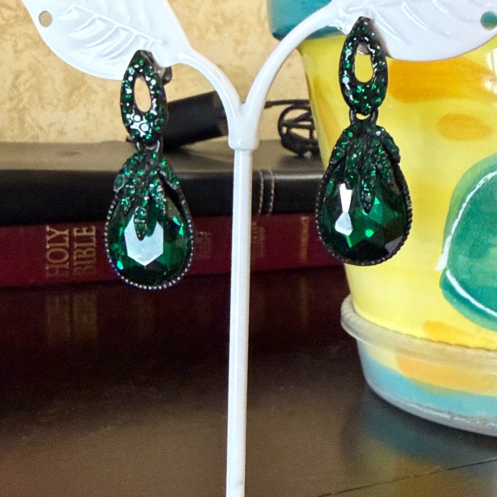 NWOT Elegant Emerald Green Teardrop Earrings